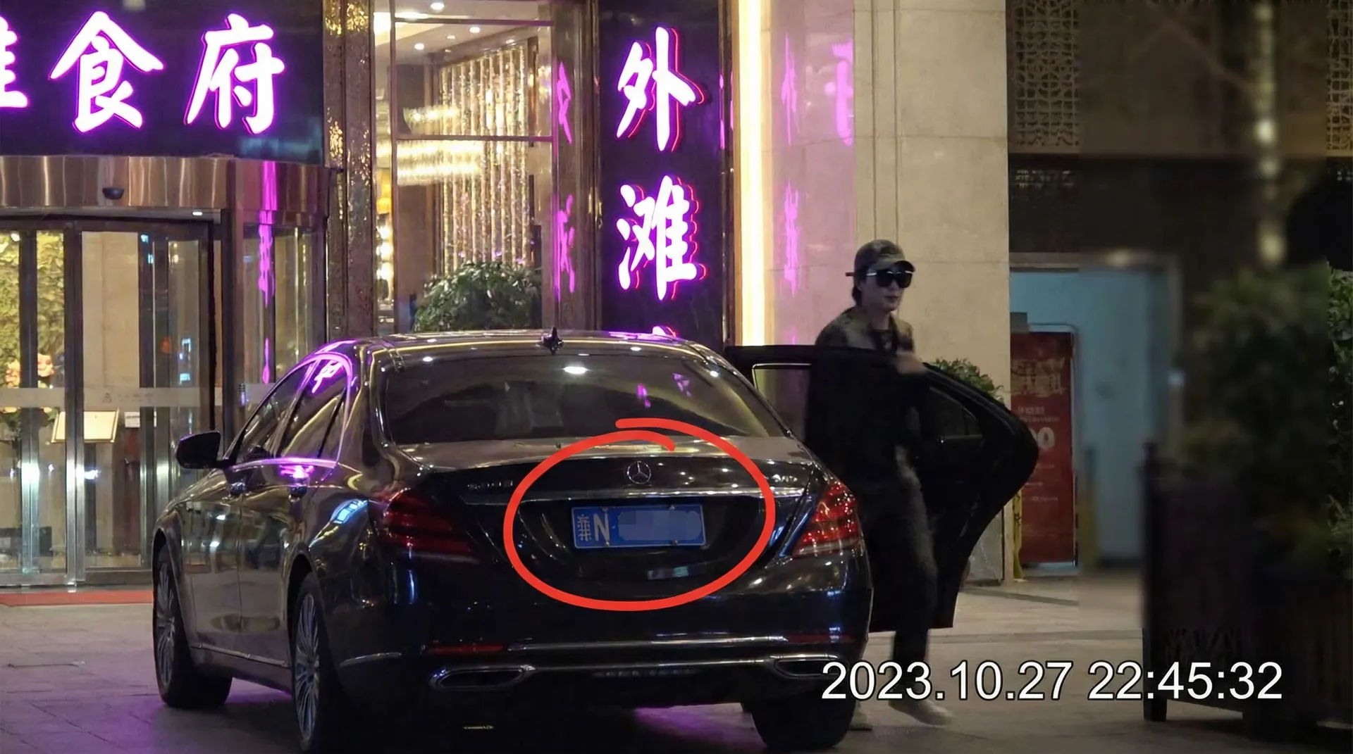 天博体育网址 - 豪车餐厅外偷拍